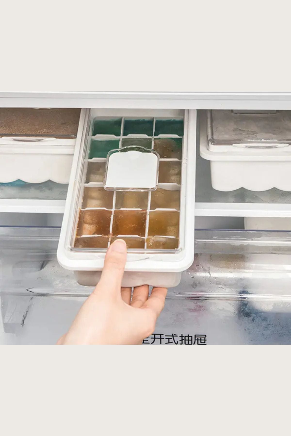 قالب مكعبات ثلج بغطاء محكم